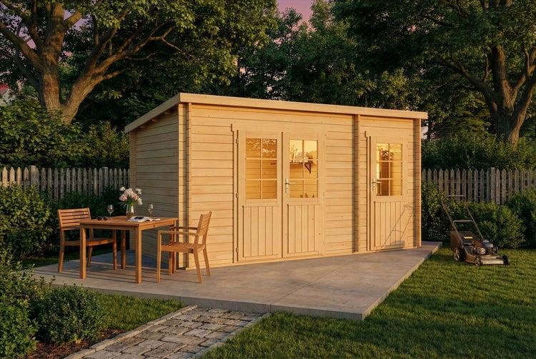 Modernes Gartenhaus aus Holz mit Flachdach, Doppeltür und Einzeltür mit Fenstern auf Steinterrasse mit Holztisch, Stühlen und Rasenmäher im Garten.