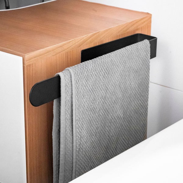 Handtuchhalter zur Montage am Badschrank mit aufgehängtem Handtuch in einem Badezimmer.