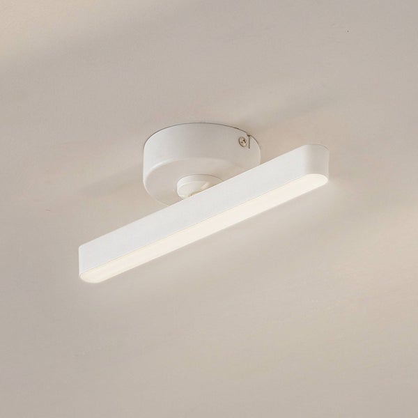 Moderne weiße LED-Deckenleuchte mit schmalem rechteckigem Leuchtstab und rundem Sockel.