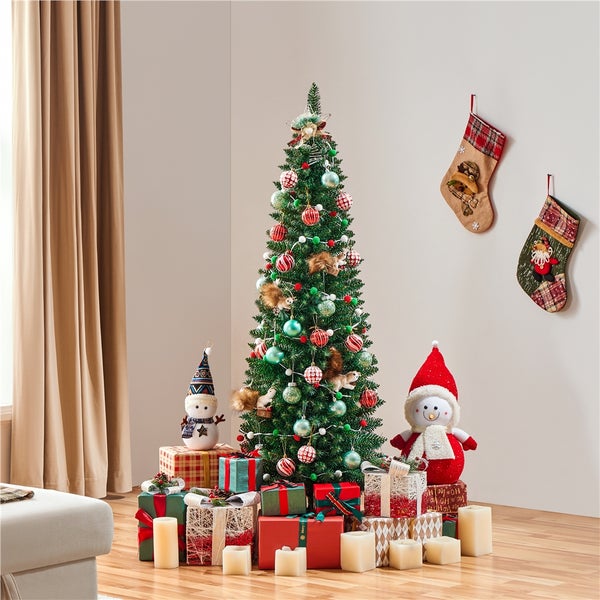 Festlich geschmückter Weihnachtsbaum mit Geschenken und Dekorationen in einem Zimmer.