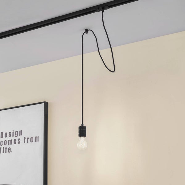 Pendelleuchte mit schwarzem Kabel und transparenter Filament-Glühbirne, angeschlossen an ein schwarzes Schienensystem.