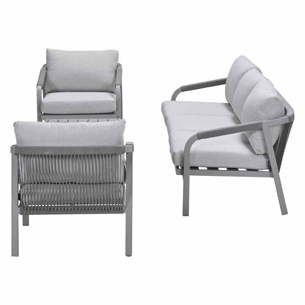 Gartenmöbel Set bestehend aus einem Dreisitzer Sofa und zwei Sesseln mit Metallgestell, Seilgeflecht und Polstern.