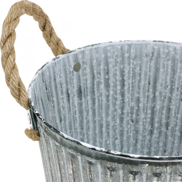 Dekorative Zinkwanne mit Seilgriffen