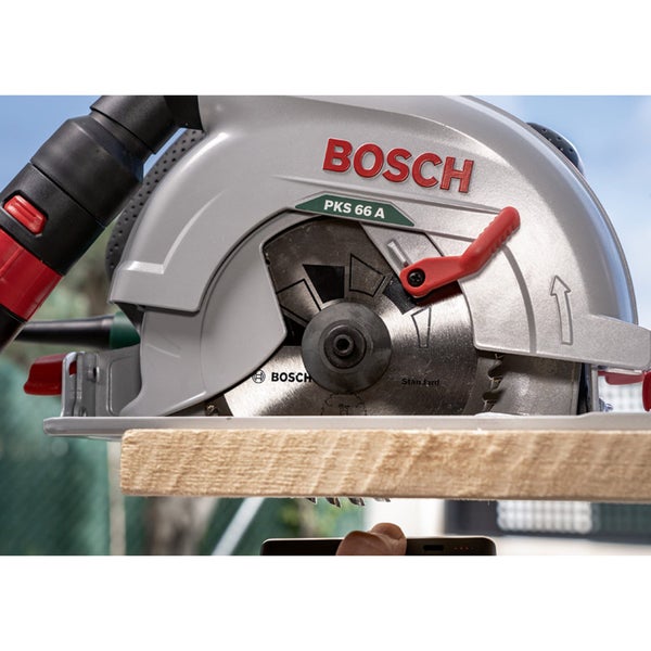 Bosch Kreissäge beim Schneiden von Holz