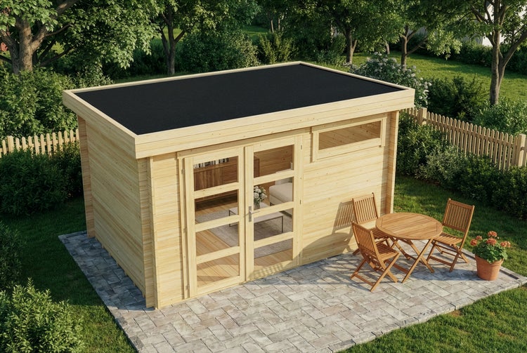 Modernes Gartenhaus aus Holz mit Flachdach, Doppeltür mit Glaseinsätzen und Fenster, auf einer gepflasterten Terrasse in einem Garten.