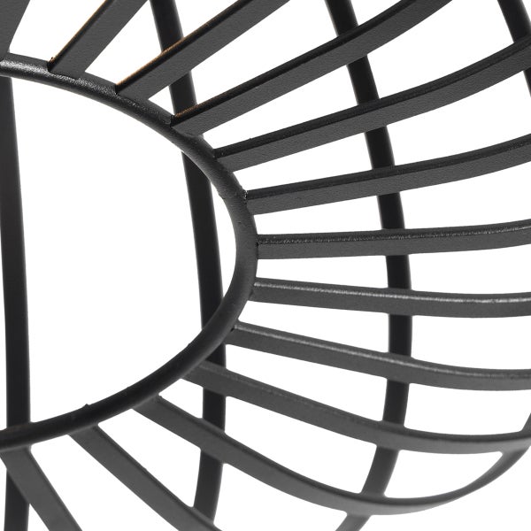 Detailaufnahme eines schwarzen Metallkorbs mit Gitterstruktur