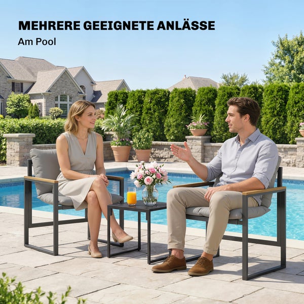 Modernes Gartenmöbel-Set mit zwei grauen Sesseln und Beistelltisch auf einer Steinterrasse am Pool.