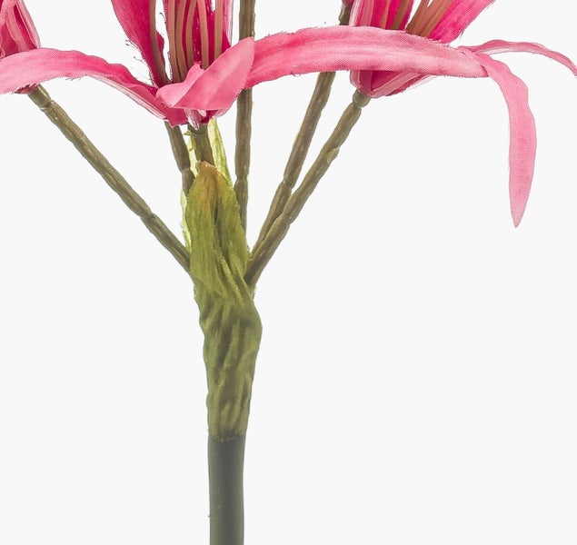 Nahaufnahme einer künstlichen Blume mit rosa Blütenblättern und einem grünen Stiel aus Kunststoff und Textilgewebe.