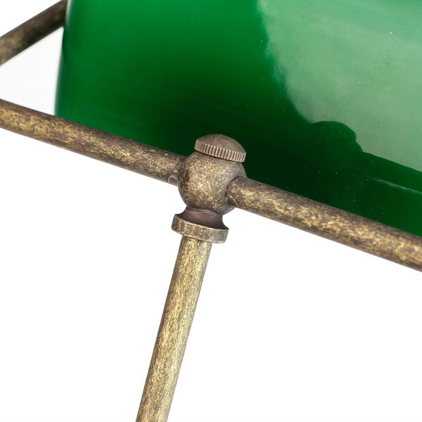 Detailansicht einer Bankerlampe mit grünem Schirm und Messinggestell