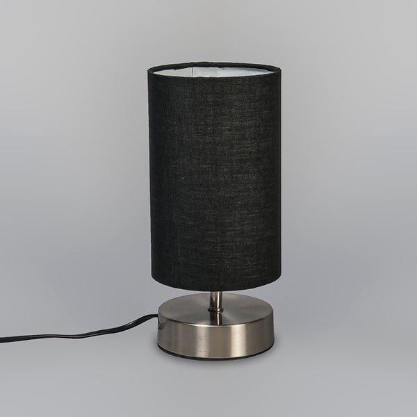 Tischleuchte mit Stoffschirm und Metallsockel