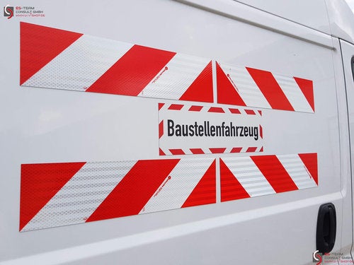 Freistehender Gussheizkörper mit Ventilen an einer Wand