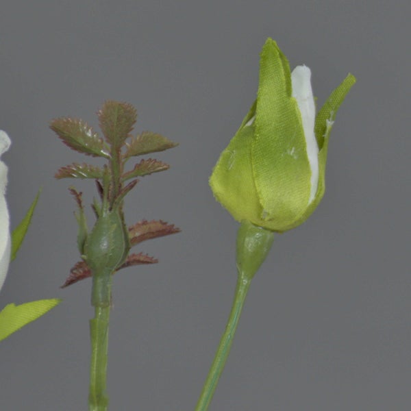 Künstliche weiße Rose mit einer Blüte, einer Knospe und grünen Blättern.
