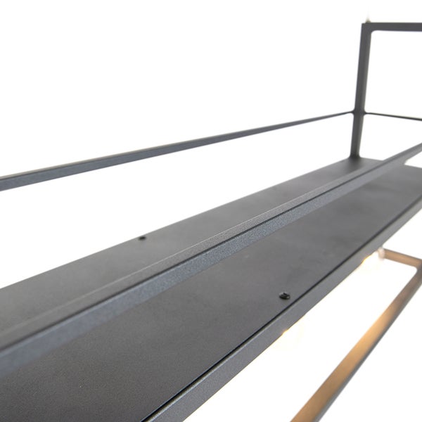 Detailansicht eines schwarzen Metallregals zur Wandmontage.