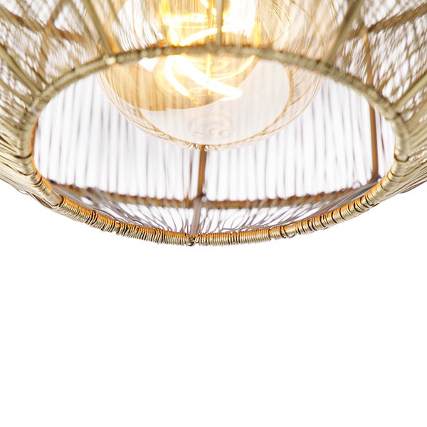 Nahaufnahme einer goldenen Drahtseil-Hängeleuchte mit Glühbirne