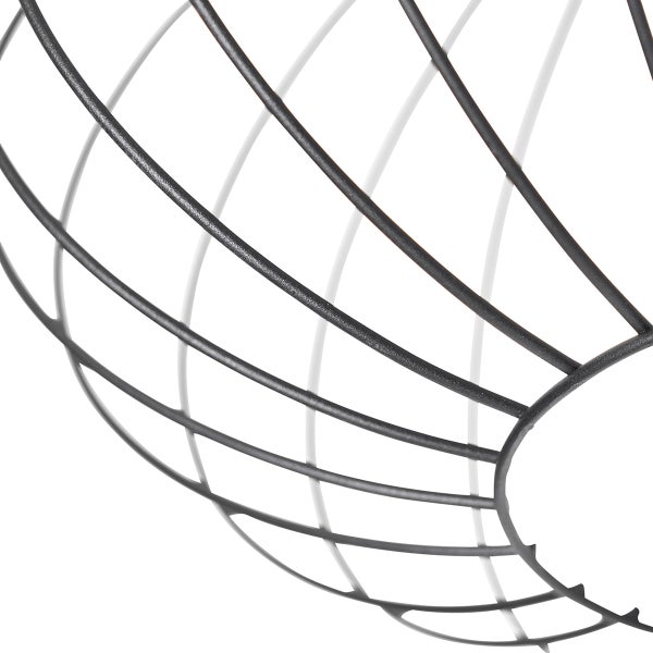 Detailaufnahme einer Deckenleuchte mit Drahtschirm