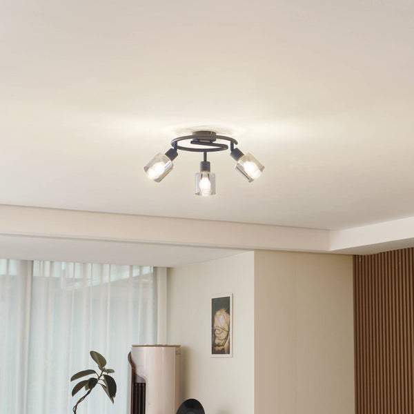 Deckenleuchte mit drei Strahlern und klaren Lampenschirmen im Wohnzimmer