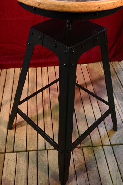 Ein Kinderzimmer mit einem weißen Bett, bunten Kissen, einem runden Teppich und einem Mosaik-Wandtattoo einer Rose.