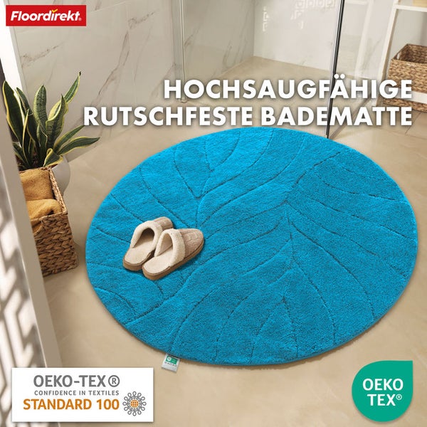 Hochflor Badematte, rutschfest, mit Blattmuster und Hausschuhen im Badezimmer