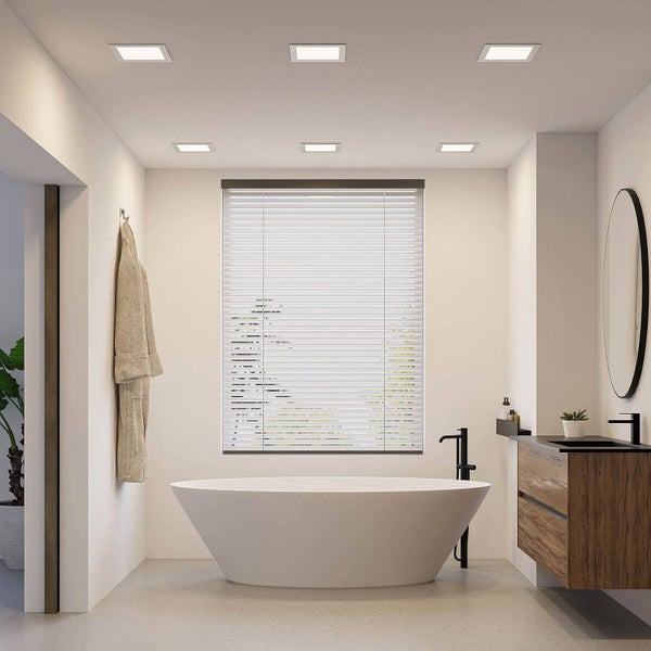 Modernes Badezimmer mit freistehender Badewanne, Jalousien, Holz-Waschtisch und quadratischen LED-Einbaustrahlern.