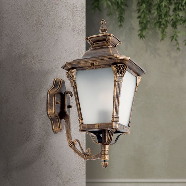 Klassische Außenwandleuchte im Laternendesign mit antikem Bronze-Finish und mattiertem Glas montiert an einer strukturierten Wand.