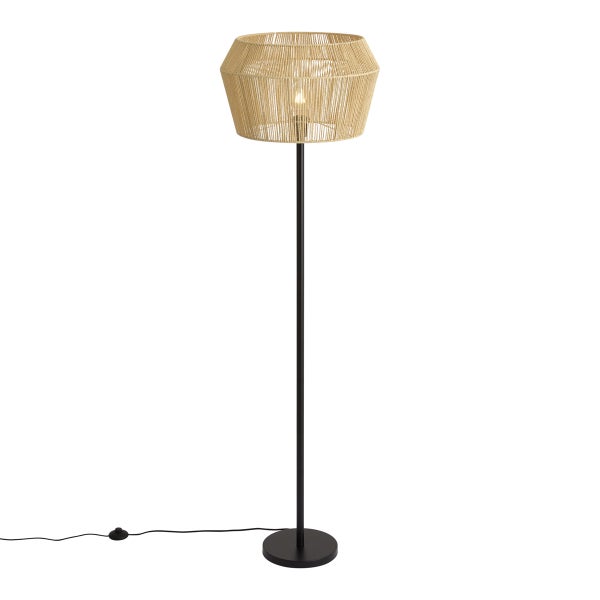 Moderne Stehleuchte mit schwarzem Metallgestell und einem naturfarbenen, geflochtenen Lampenschirm.