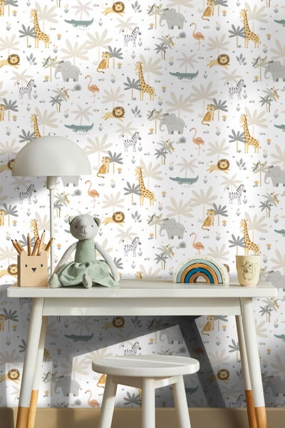 Kindertapete mit Safari-Tieren wie Giraffe, Löwe, Elefant und Flamingo im gezeichneten Stil.