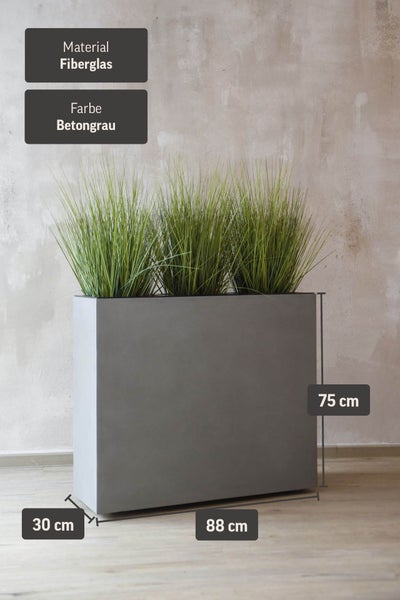 Rechteckiger Pflanztrog aus Fiberglas in Betongrau, 88 Zentimeter breit, 30 Zentimeter tief und 75 Zentimeter hoch.