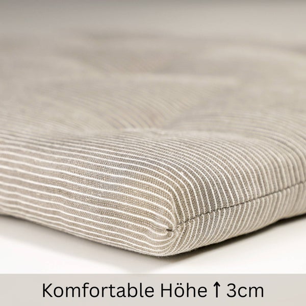 Gestreiftes Sitzkissen mit einer Höhe von 3 Zentimetern.
