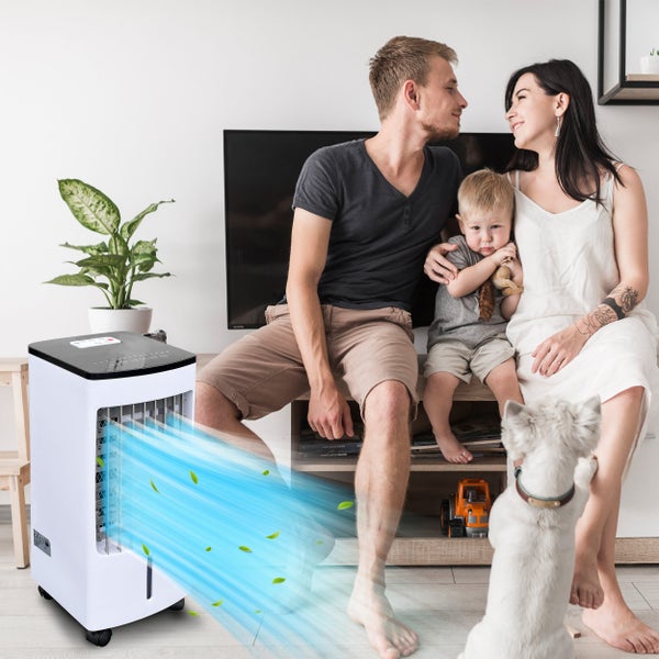 Mobiles Luftkühlgerät in einem hellen Wohnzimmer mit einer Familie und einem Hund sorgt für frische Luft.