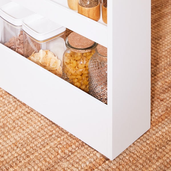 Detailansicht eines weißen Küchenregals mit verschiedenen Lebensmitteln in Behältern