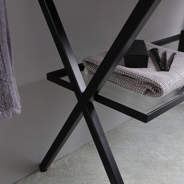 Detailansicht eines schwarzen Badezimmerregals mit Glasablage, Handtuch und Pflegeprodukten