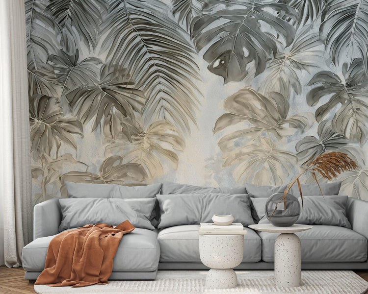 Wohnzimmer mit grauer Couch und botanischer Tapete mit Blättern