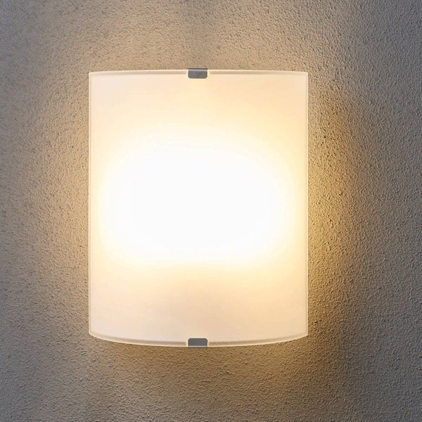 Quadratische Wandleuchte aus satiniertem Glas, leicht gewölbt, mit Metallklemmen.