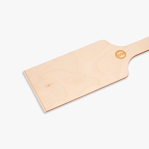 Reibebrett aus Holz mit Handgriff und Firmenlogo auf einem rechteckigen Block.