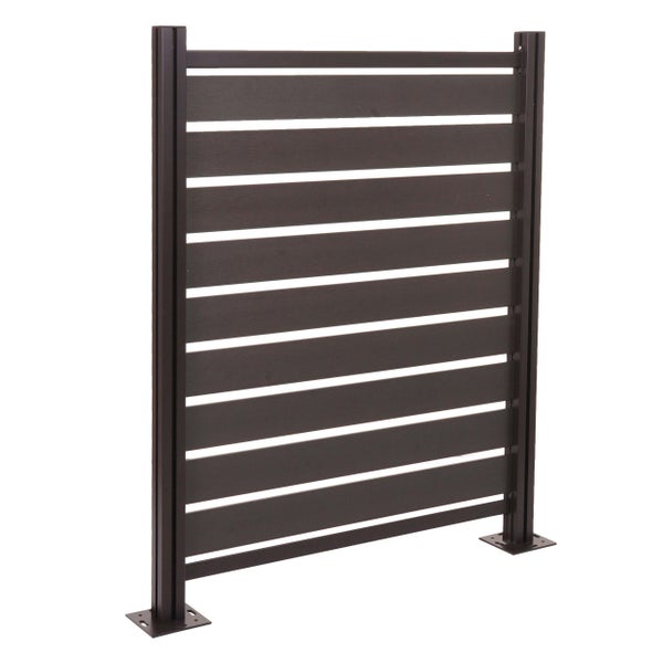 Detailaufnahme eines Sichtschutzzauns mit horizontalen Lamellen und einem Pfosten aus Aluminium.