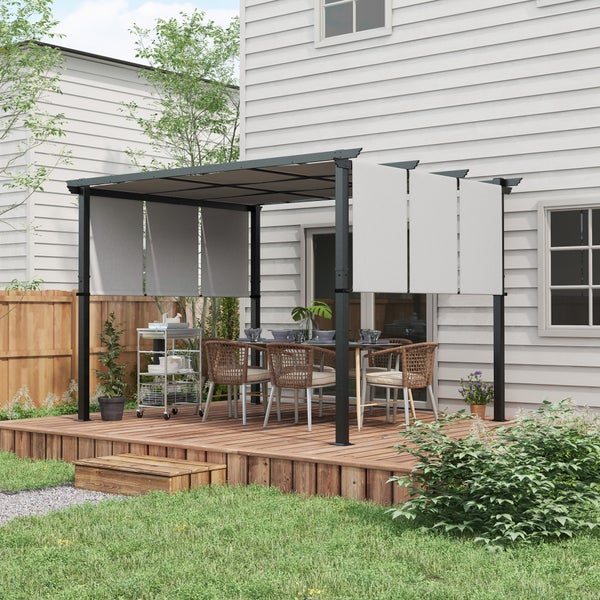 Moderne Pergola mit Metallgestell und hellen Stoffbahnen auf einer Holzterrasse mit Esstisch und Stühlen vor einem Wohnhaus.