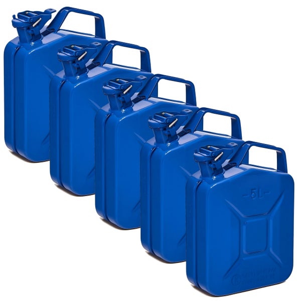 Mehrere blaue Kraftstoffkanister mit einem Fassungsvermögen von je 5 Litern in einer Reihe