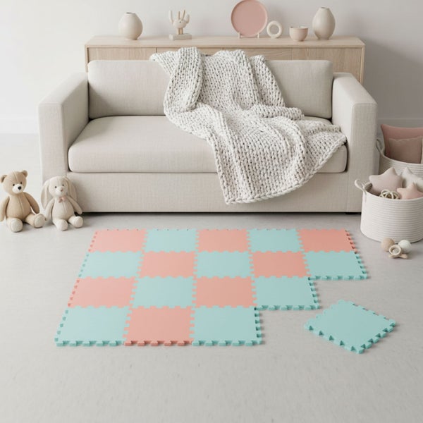 Kinder-Puzzlematte aus weichem Schaumstoff in Rosa und Blau in einem hellen, aufgeräumten Zimmer vor einem Sofa.