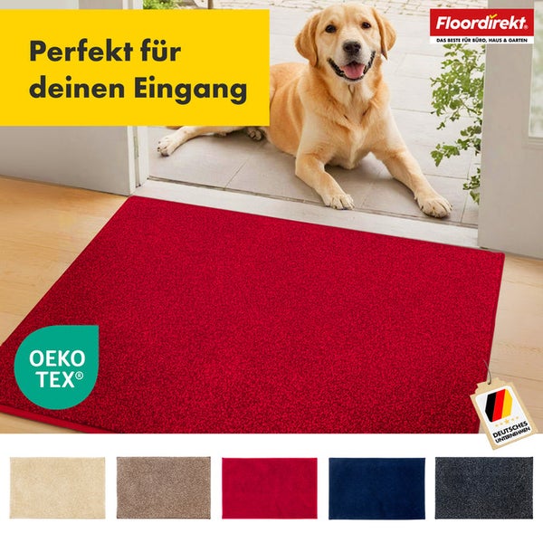 Rote Fußmatte vor einer Haustür mit einem Hund und dem Floordirekt Logo. Mit dem OEKO-TEX Siegel und dem Siegel Deutsches Unternehmen.