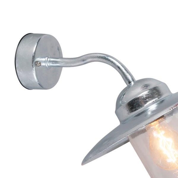 Außenwandleuchte aus verzinktem Metall mit gebogenem Arm und Glaskolben für das Leuchtmittel.