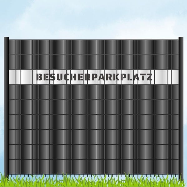 Sichtschutz Zaun mit der Aufschrift Besucherparkplatz