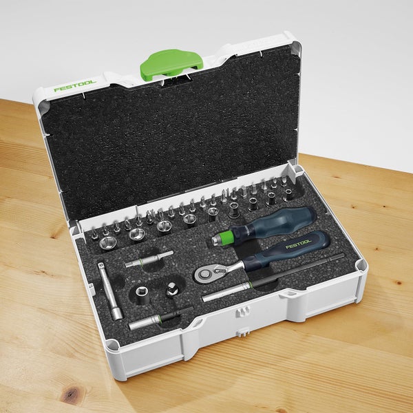 Geöffneter Werkzeugkoffer von Festool mit verschiedenen Werkzeugen wie Schraubendreher, Bits und Ratschenschlüssel