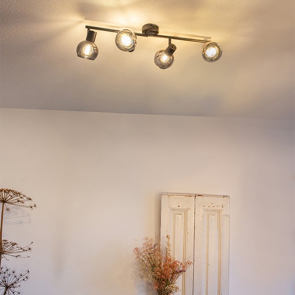 Deckenleuchte mit vier Strahlern und runden Glasschirmen