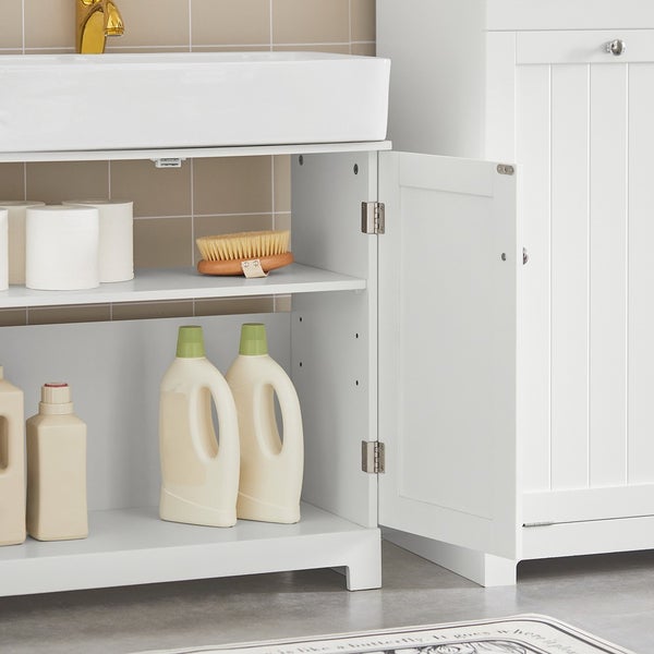 Badezimmer mit Waschbeckenunterschrank, Reinigungsutensilien und Bad-Accessoires