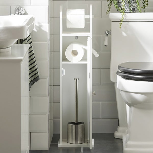 Badezimmer mit Toilette, Waschbecken und weißem Toilettenpapierhalter mit Bürste