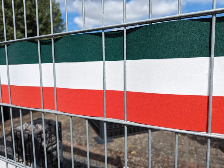 Sichtschutzstreifen in Grün, Weiß und Rot am Zaun
