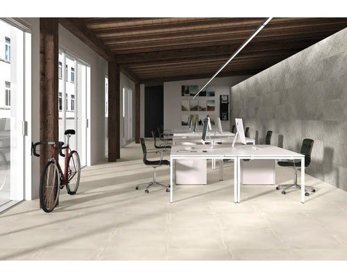 Helles Büro mit weißen Schreibtischen, Drehstühlen und einem Fahrrad