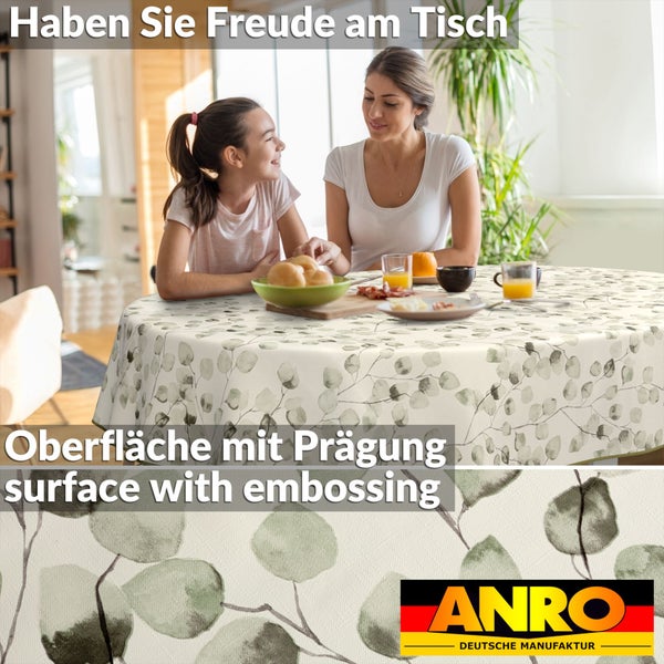 Tischdecke mit Eukalyptusmuster auf einem Tisch mit Mutter und Tochter beim Essen. ANRO Logo.