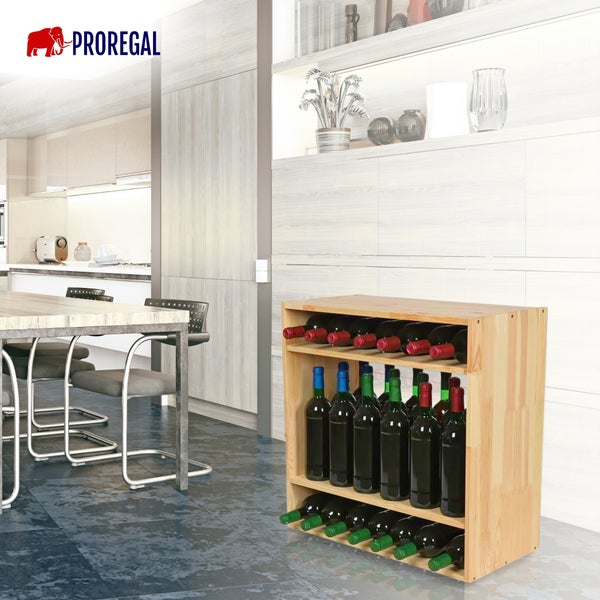 Proregal Logo. Modernes Weinregal aus Holz gefüllt mit Weinflaschen in einer hellen, organisierten Küche.