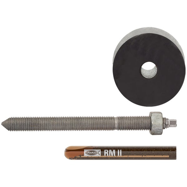 Lärmschutzwand und Schutzplanke aus Metall an einer Straße mit einem roten Auto vor hügeligen Weinbergen.